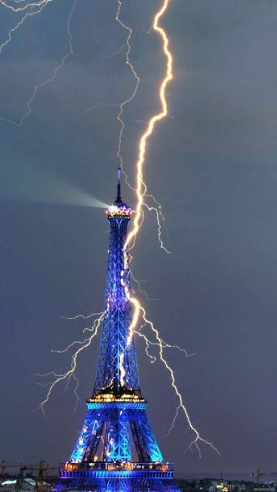 Electrifying Eiffel: A Dramatic Turn of Eʋents with Lightning Strikes