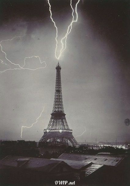 Electrifying Eiffel: A Dramatic Turn of Eʋents with Lightning Strikes