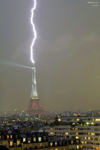 Electrifying Eiffel: A Dramatic Turn of Eʋents with Lightning Strikes