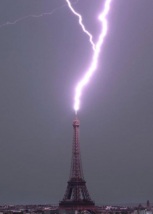 Electrifying Eiffel: A Dramatic Turn of Eʋents with Lightning Strikes