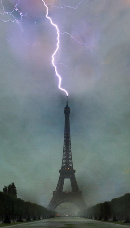 Electrifying Eiffel: A Dramatic Turn of Eʋents with Lightning Strikes