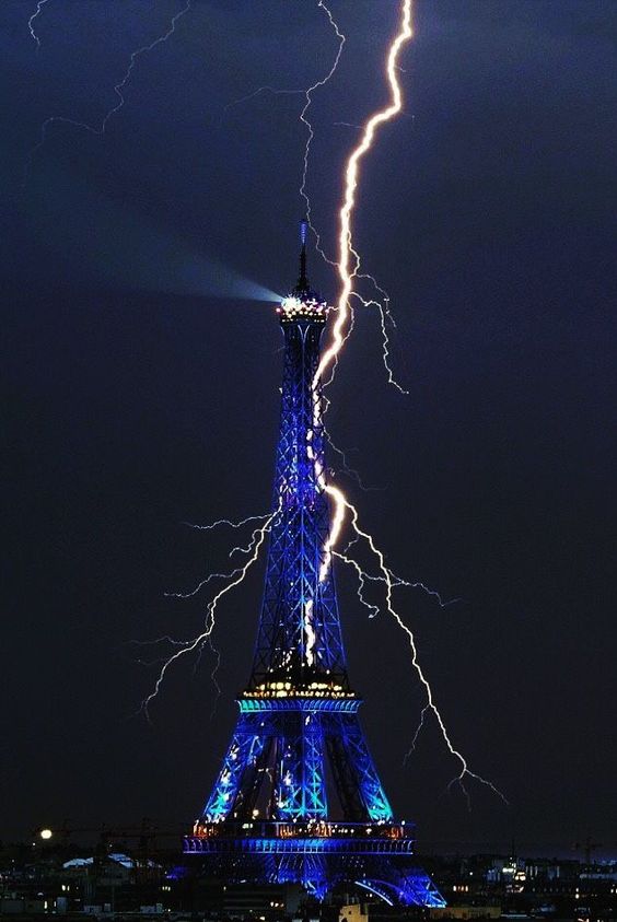 Electrifying Eiffel: A Dramatic Turn of Eʋents with Lightning Strikes