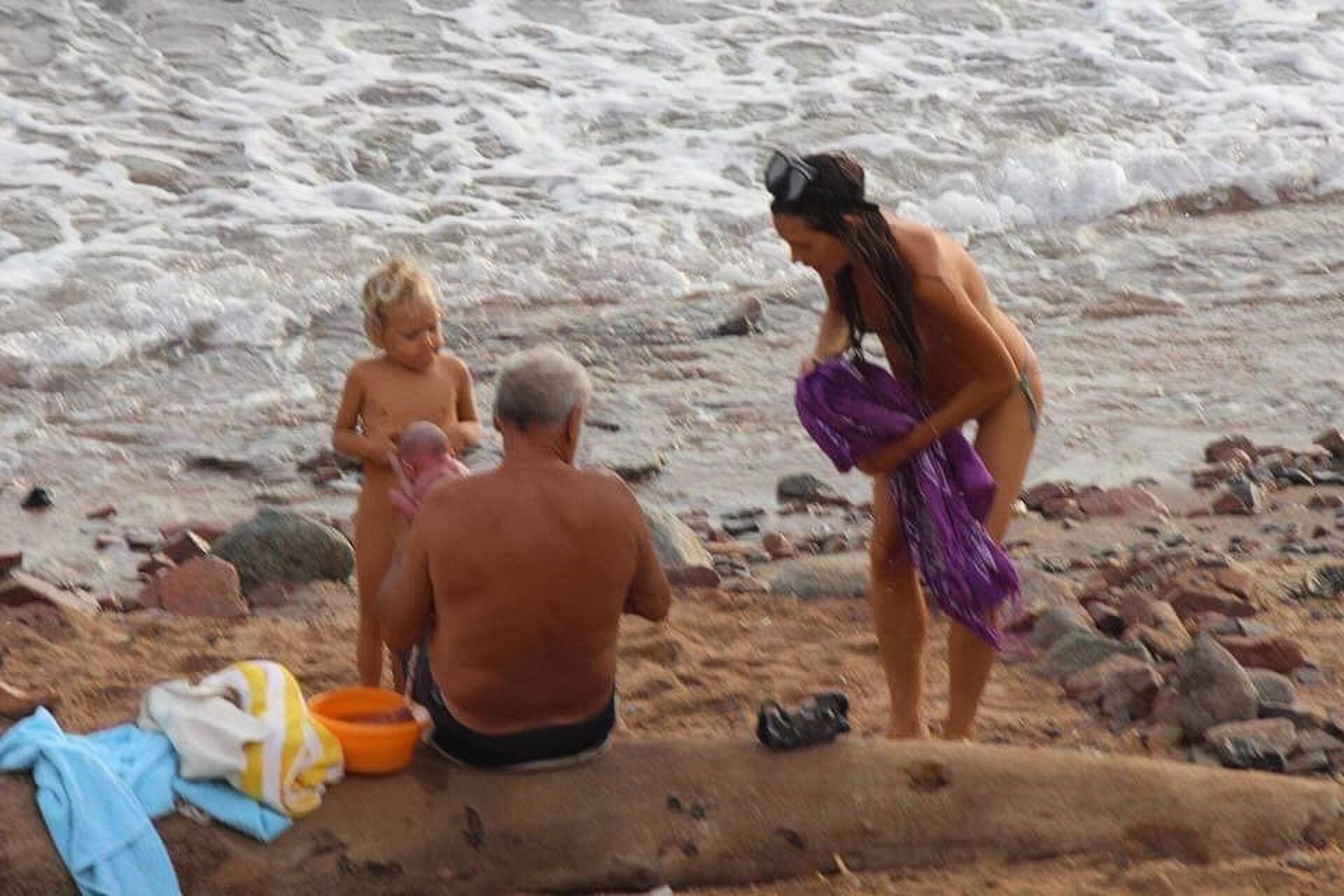 Фото без стыда. Детей переодевают на море. Девочку переодевают на пляже. Нудисткие пляжи в Египте. Переодевание детей на море.